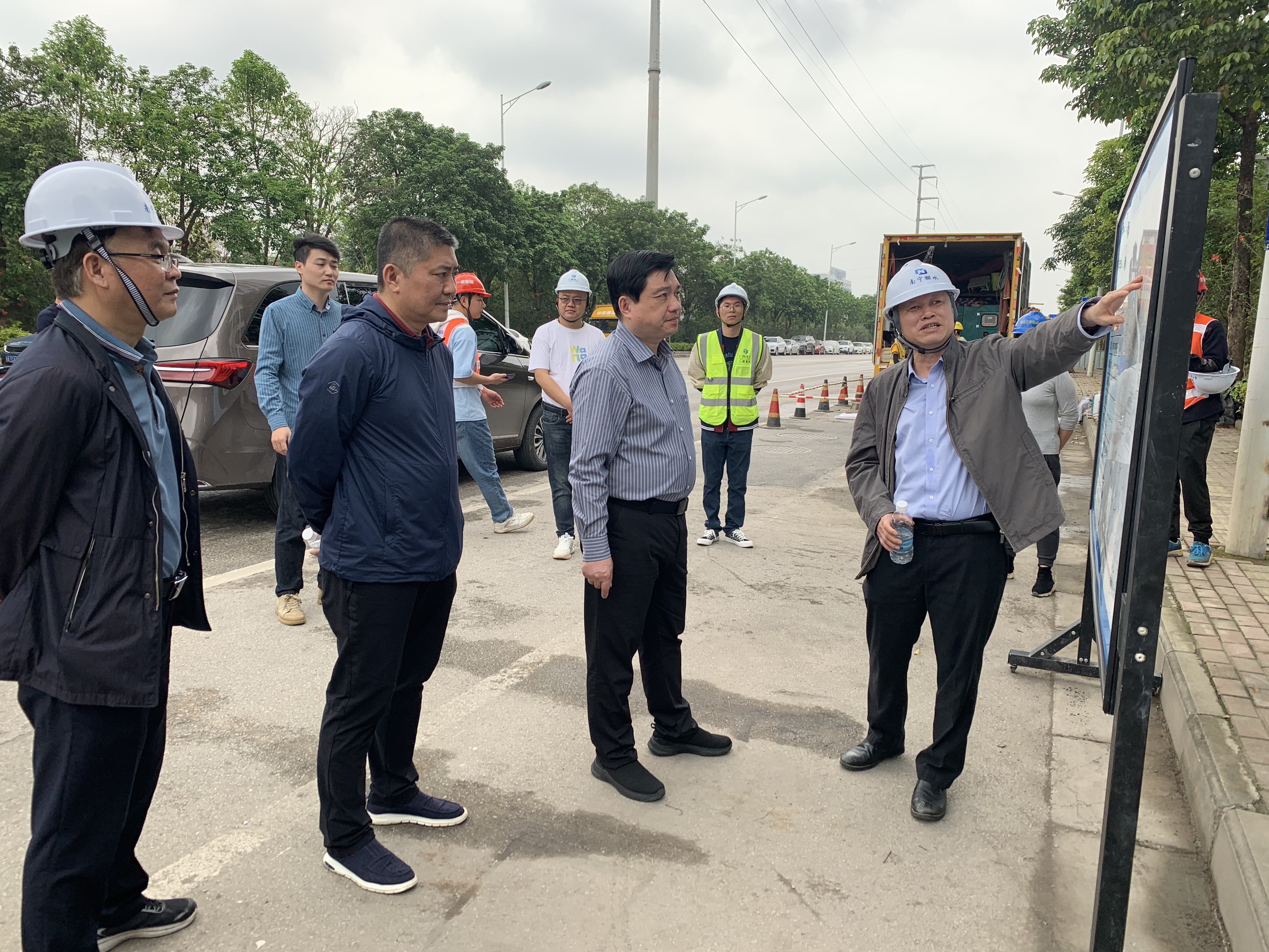 南寧市委常委、政法委書記黃寧到南寧市雨污水管網(wǎng)改造項目第六期工程開展調(diào)研工作