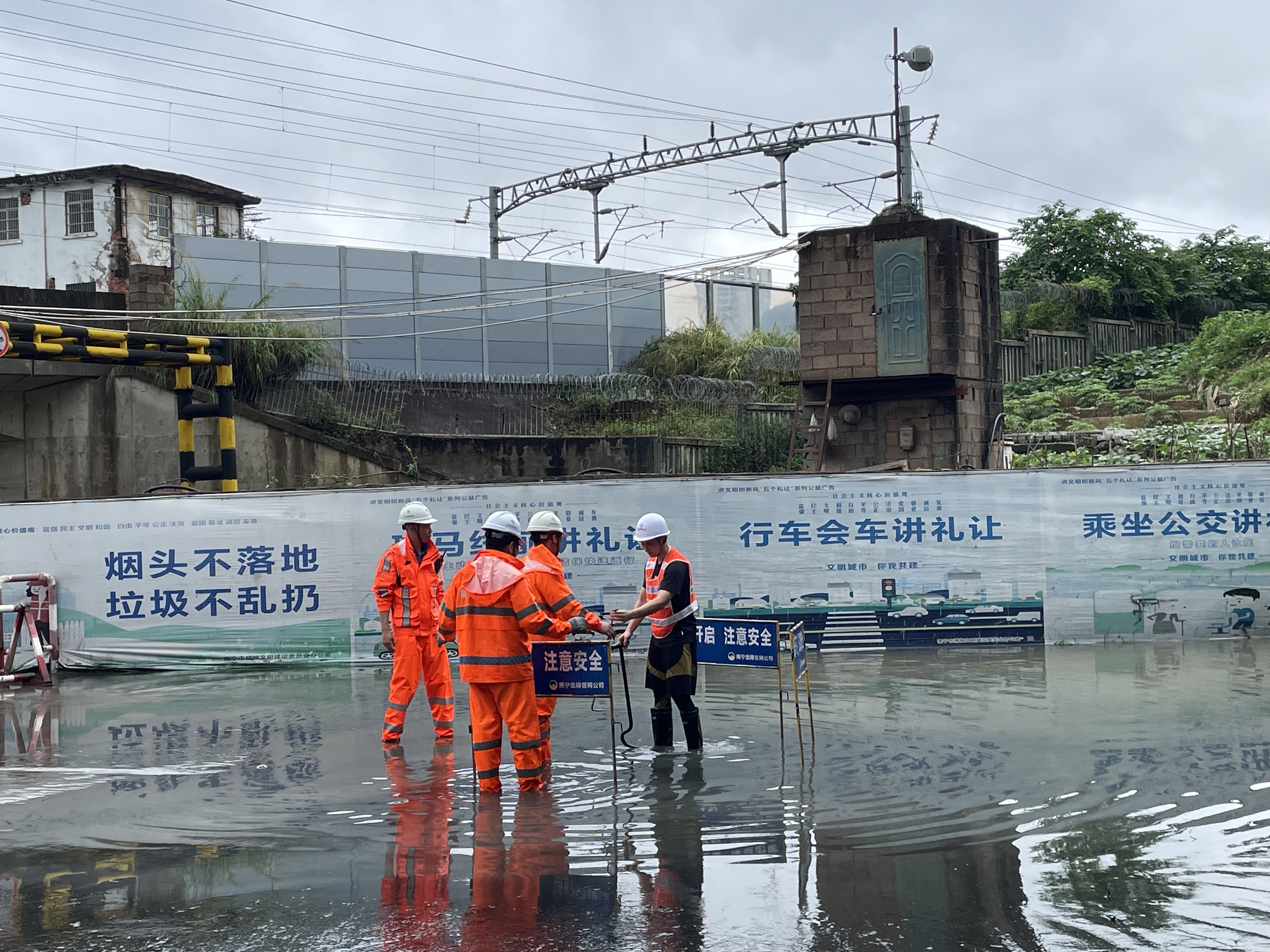積極應(yīng)對(duì)強(qiáng)降雨，市排水公司連夜出擊排水搶險(xiǎn)
